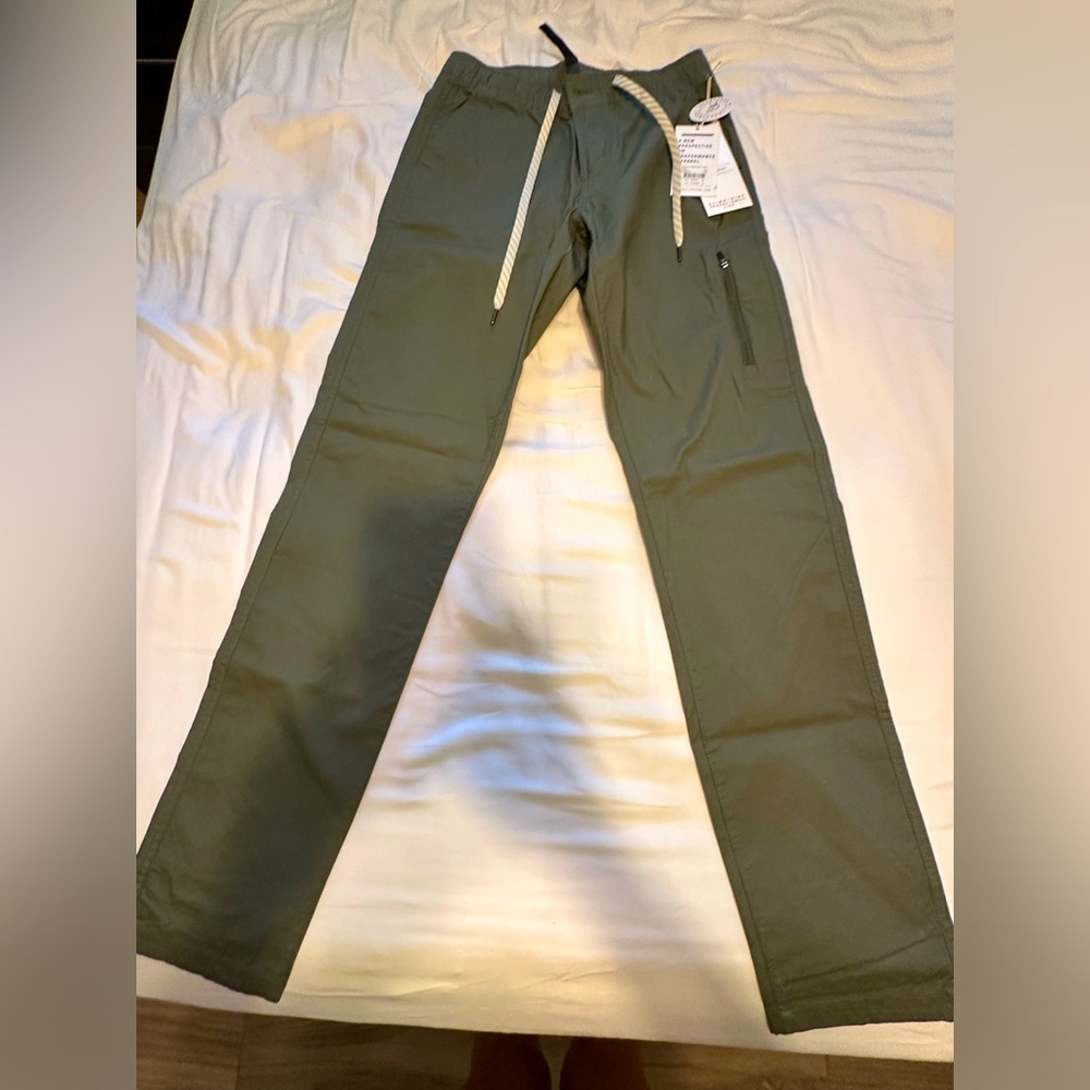 Vuori Women’s Ripstop pants. NWT. Size XS. Long. Color: Army Green